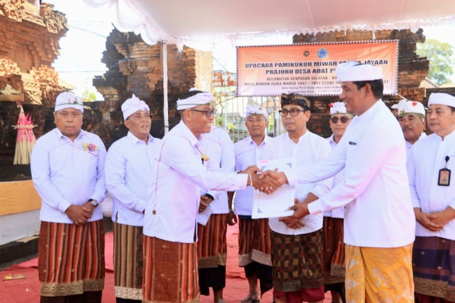 Wakil Walikota Denpasar I Kadek Agus Arya Wibawa dalam kesempatan menghadiri pelaksanaan pengukuhan dan prosesi upacara Majaya-jaya Bendesa Adat Pedungan Masa Bakti 2026-2031, di Bale Agung Pura Desa Adat Pedungan, Denpasar Selatan, Denpasar, Bali, Selasa (17/3/2026). (Foto/sukadana)